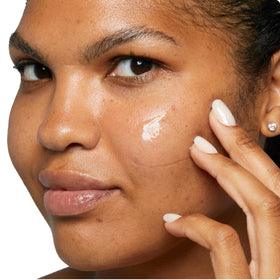 Clinique Dramatically Different Hydrating Jelly close-up highlights hyaluronic acid ingredients.