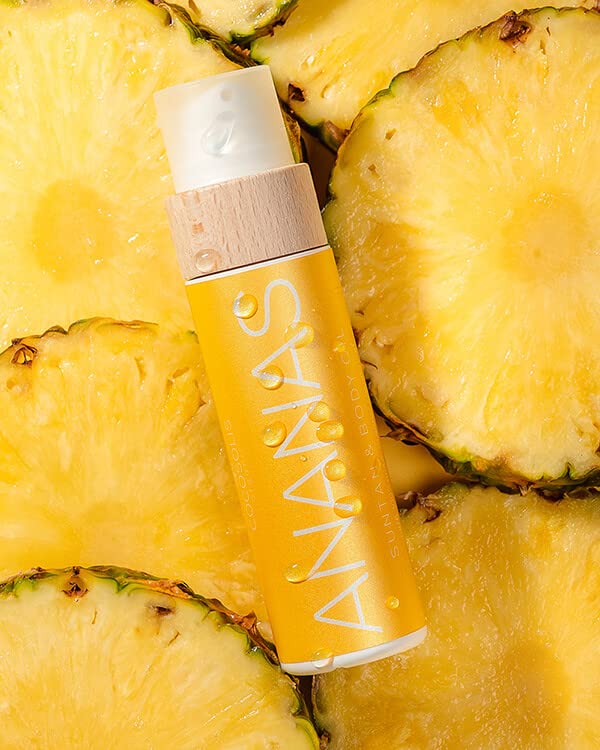COCOSOLIS ANANAS lotion dispenser demonstrates easy daily use.