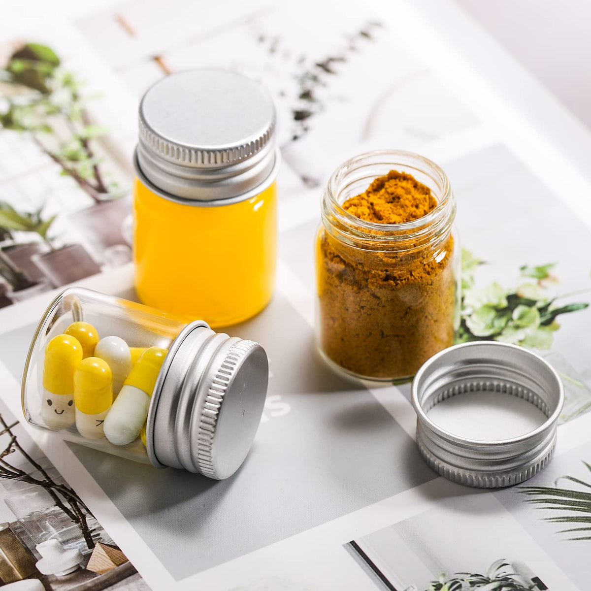 Coloch mini container ideal for DIY cosmetics and keepsakes.