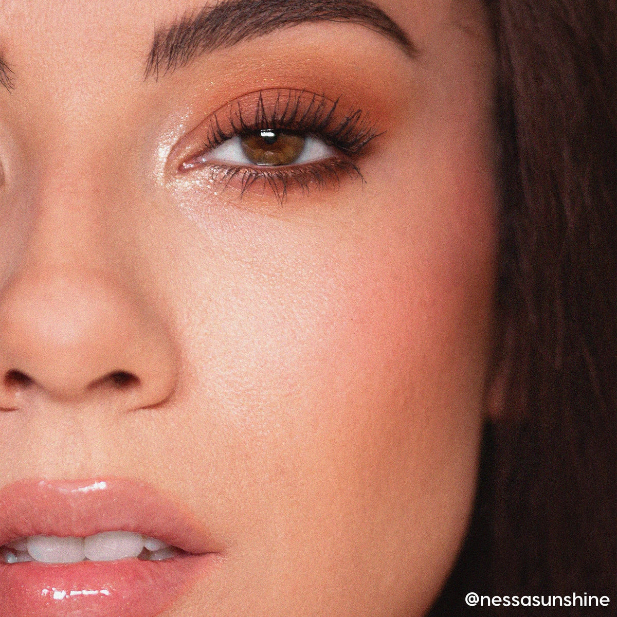 ColourPop Golden Hour duo chrome shade creates multidimensional sparkle in any light.