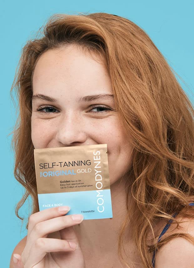 Comodynes towelettes in hand ready for fast, clean self-tan application.