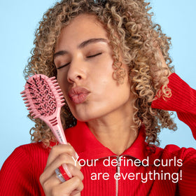 Conair mini detangler features continuous grooves to separate curls for clump-free styling.