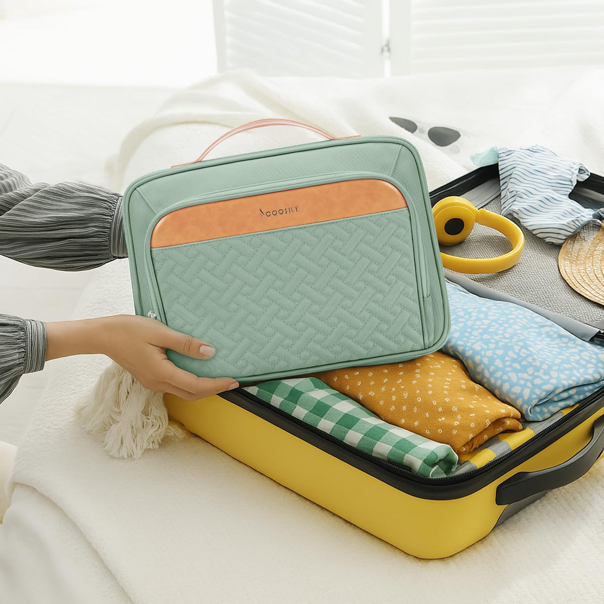 COOSKY jewelry organizer compartment separates jewelry from cosmetics for safer packing.