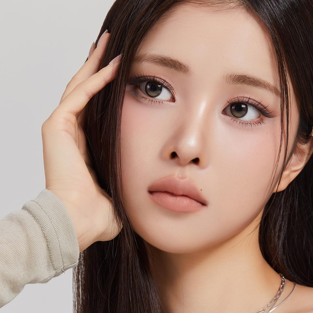 CORINGCO Toktok Hara Light self-adhesive lashes stay put through light sweat.