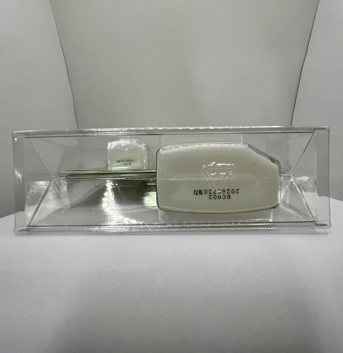 COSMOCOS Eco Clinic gloss-closeup hints at shine boost