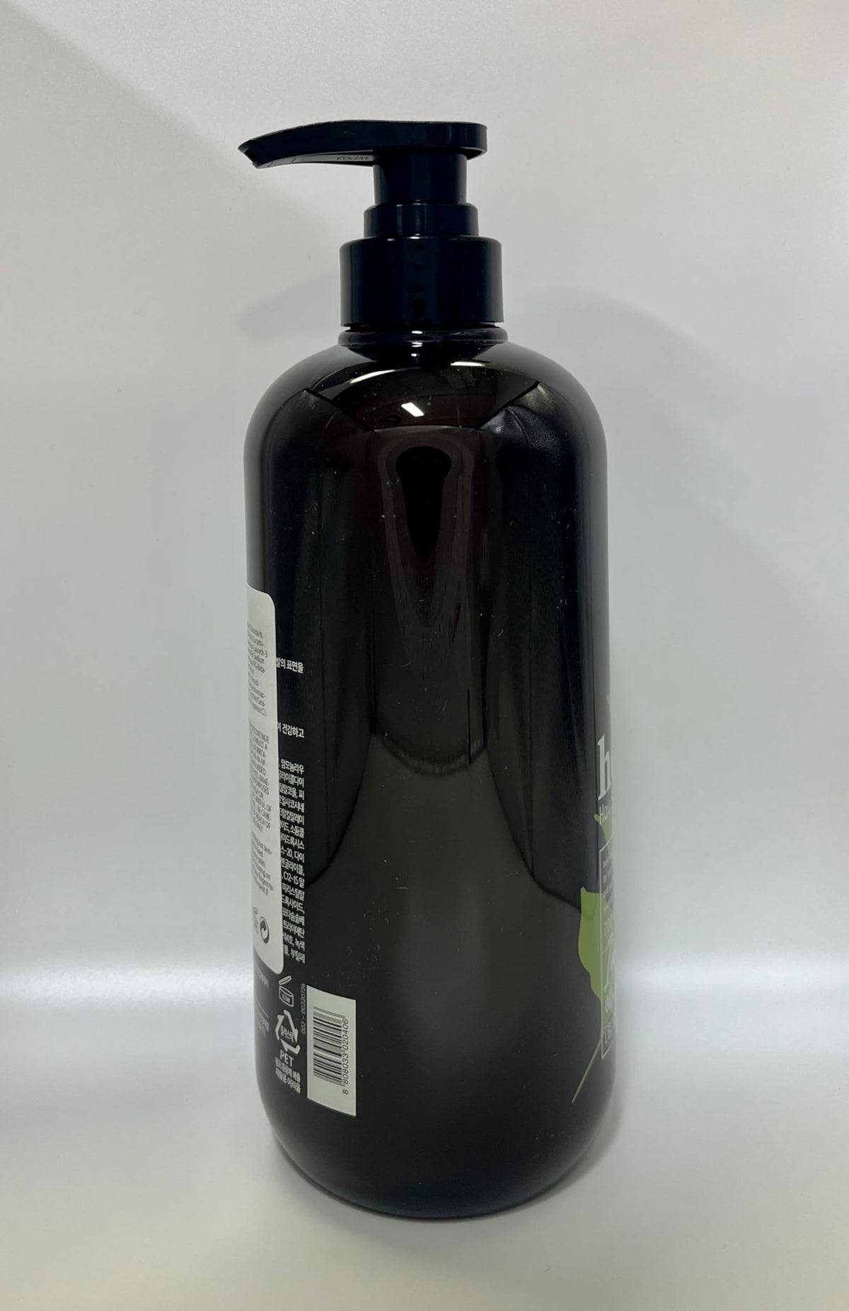 COSMOCOS Henna Hair Shampoo being poured to reveal smooth, ready-to-cleanse liquid.