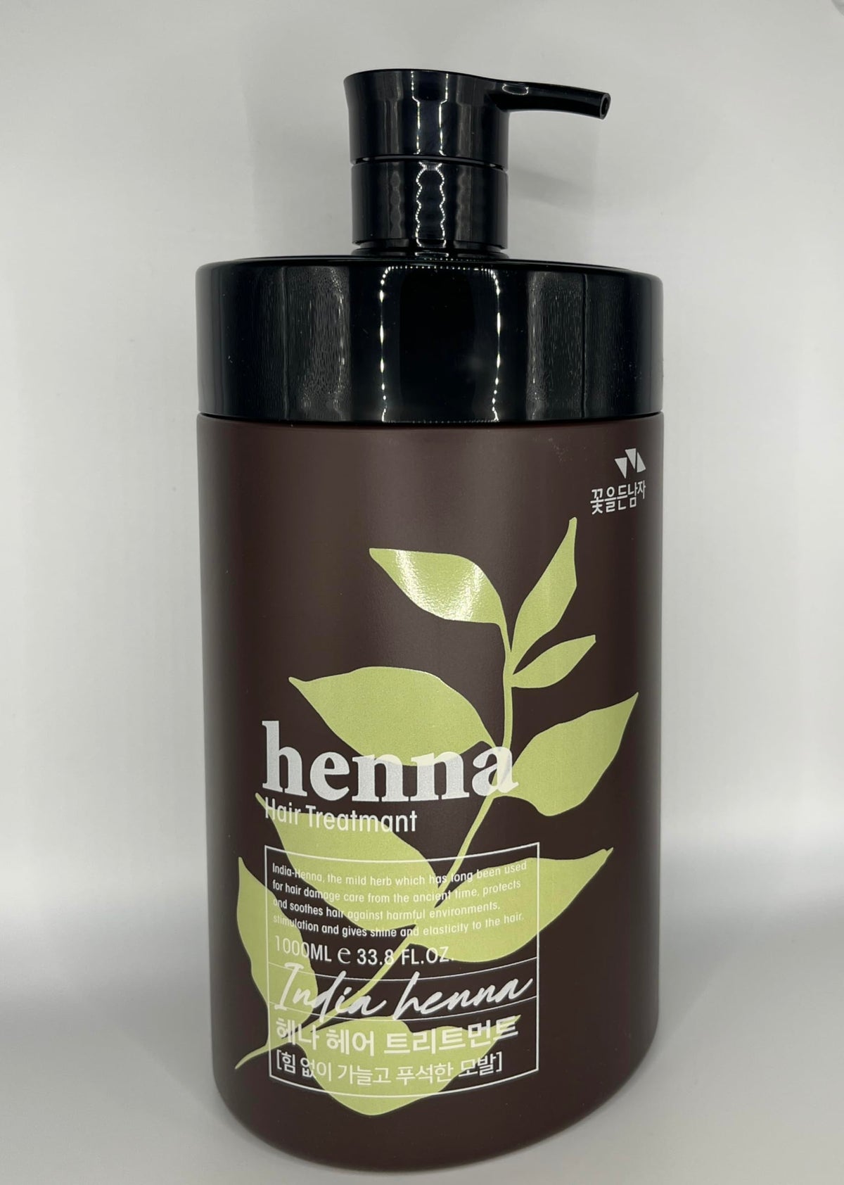 Somang Henna Hair Treatment bottle pour demonstrates easy application and even color.