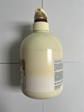 Cosmocos Somang Milk Body Wash dispense captured for easy use.