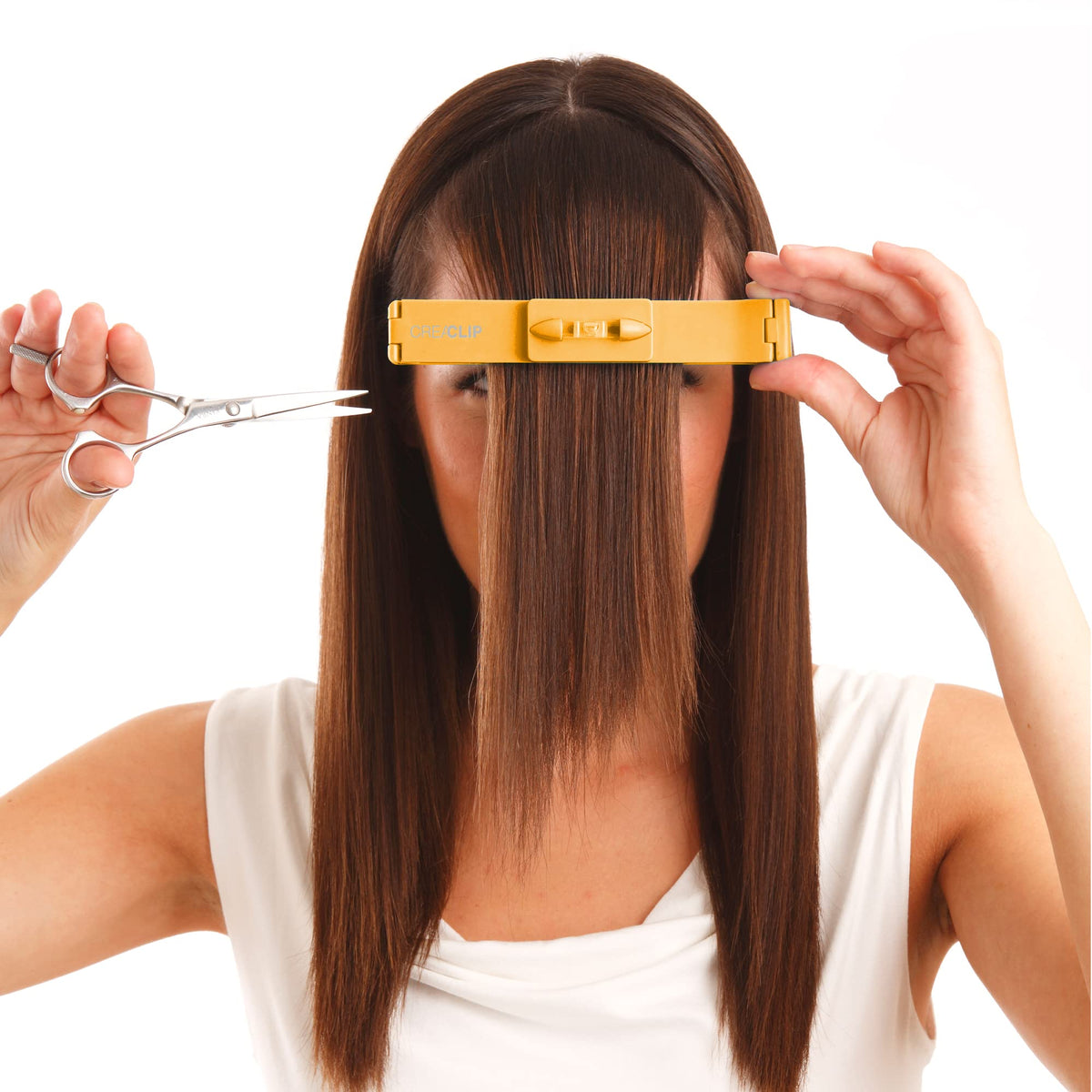 CreaClip MEDIUM holds hair securely and adapts to thickness for even cuts.