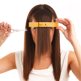 CreaClip MEDIUM holds hair securely and adapts to thickness for even cuts.