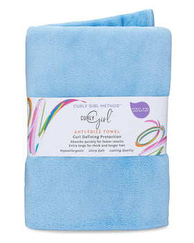 Curly Girl towel for curls absorbs water quickly to protect frizz-prone hair.