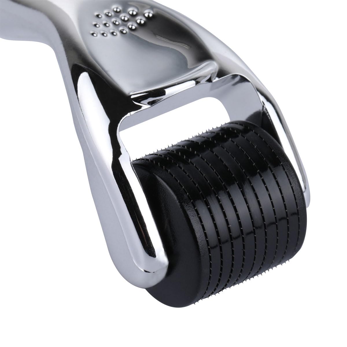 CYSSUS storage case keeps the derma roller and accessories organized.