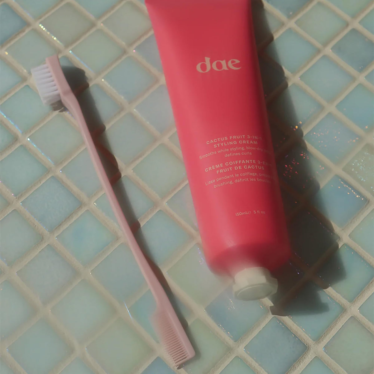 Close-up of fine comb and vegan bristles for precise edge shaping.