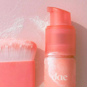 DAE Fairy Duster travel case enables on-the-go touch-ups.