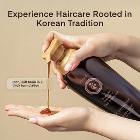 Daeng Gi Meo Ri Ki Gold Premium Shampoo application in use