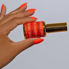Daisy DND air dry lacquer bottle for quick, chip-free finish