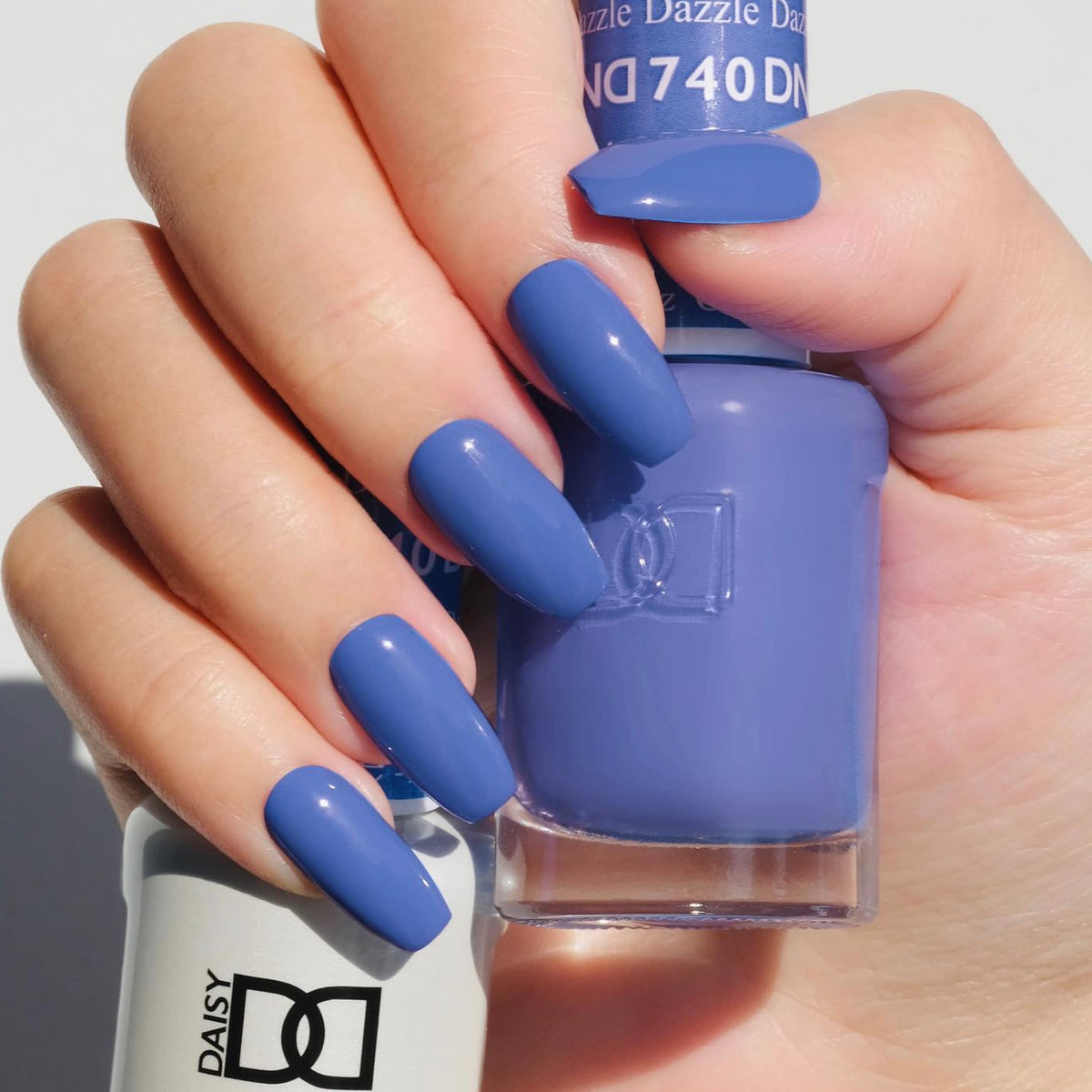 DAISY DND 740 Dazzle lacquer bottle complements the gel with a matching finish.