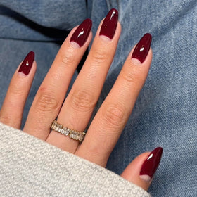 Daisy DND chip-free duo display showcasing the gel polish and matching lacquer color.