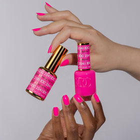 Daisy DND air dry lacquer Topless Tropics swatch reveals smooth finish.