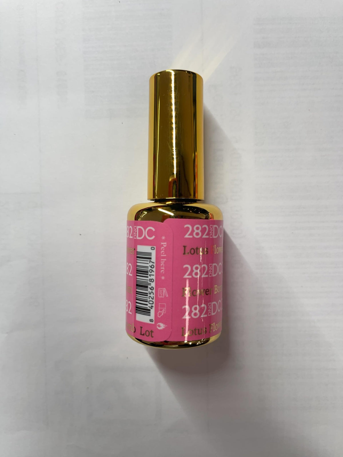 DAISY DND air dry lacquer on nails for smooth color