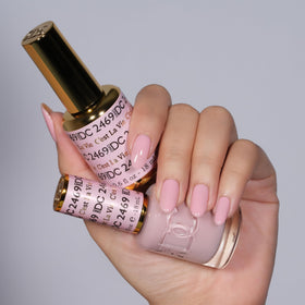 Daisy DND gel bottle 2469 C’est la Vie close-up with versatile coverage for nails