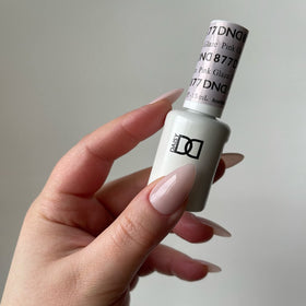 Daisy DND lacquer Pink Glaze 877 bottle highlighting a matching sheer color