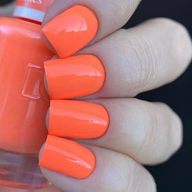 Daisy DND Peaches n Cream lacquer bottle paired with gel polish for a seamless manicure