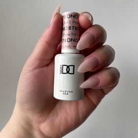 DAISY DND Picnic For 2 lacquer dual-tone cap visible, highlighting shade pairing.