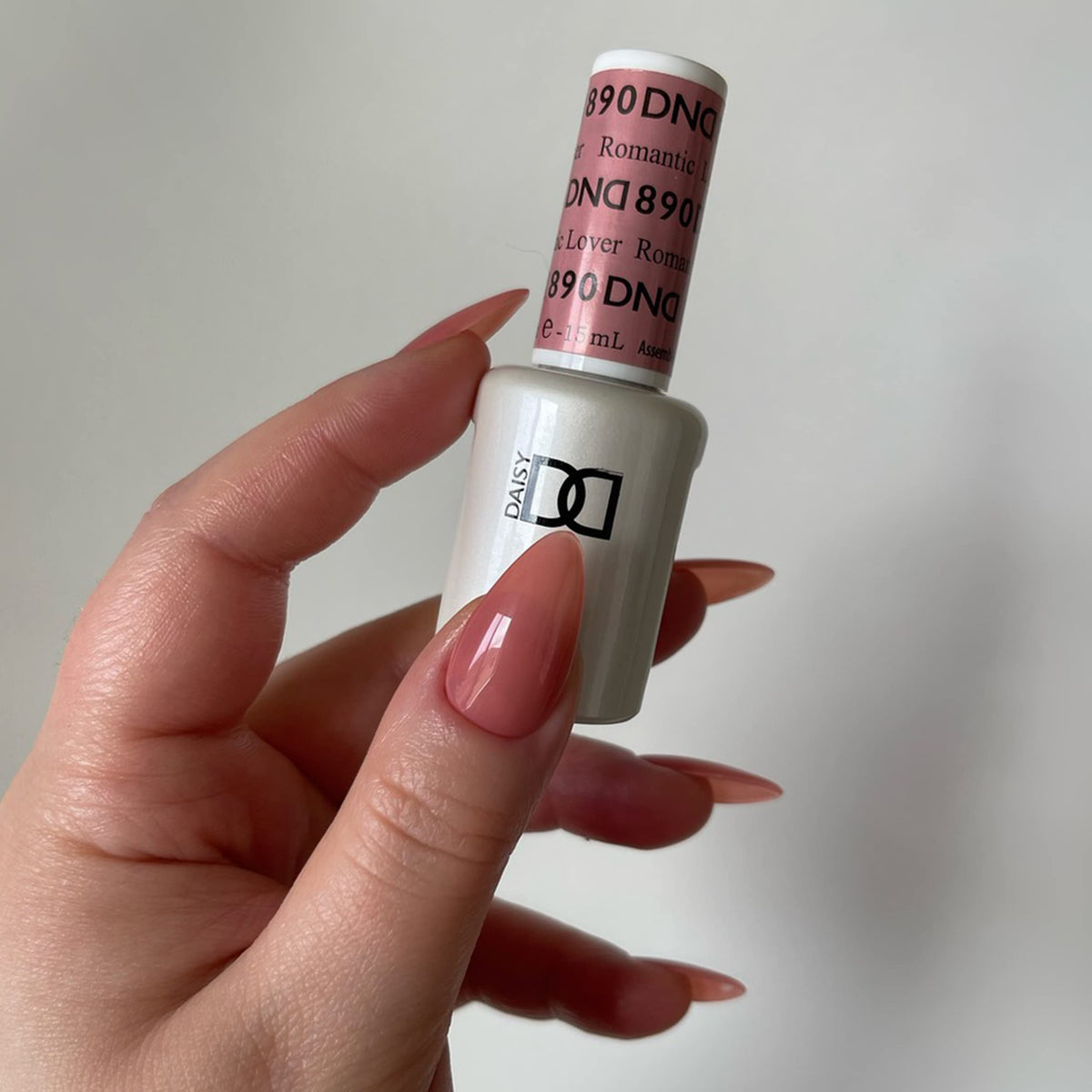 Daisy DND Romantic Lover gel polish bottle close-up for color and shine