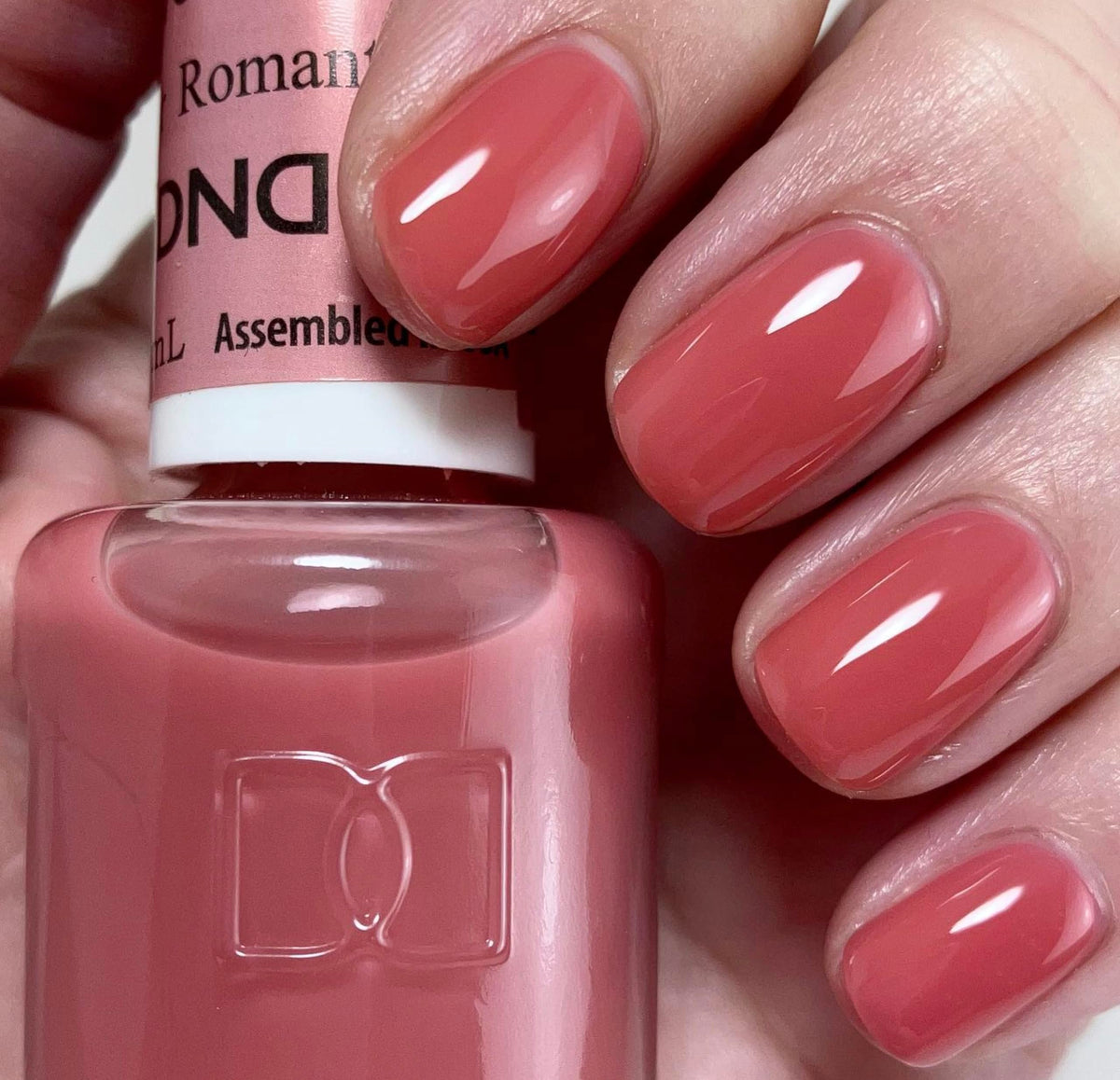 Daisy DND Romantic Lover lacquer bottle close-up highlights quick-drying natural look