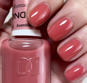 Daisy DND Romantic Lover lacquer bottle close-up highlights quick-drying natural look
