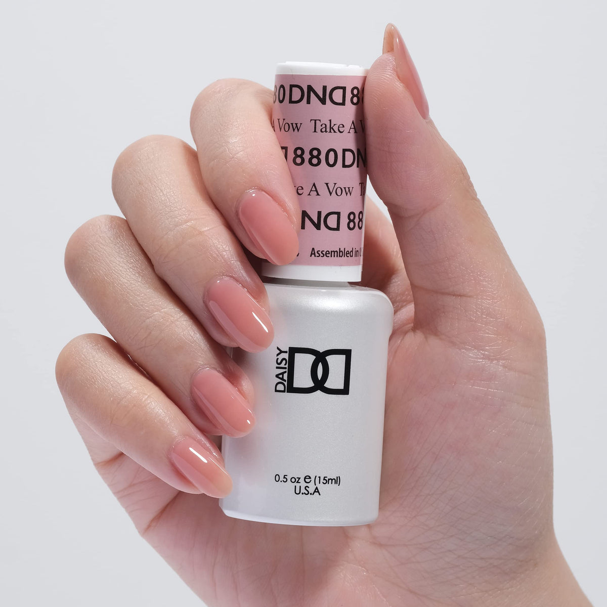 Daisy DND Take A Vow lacquer 880 complements the gel shade.