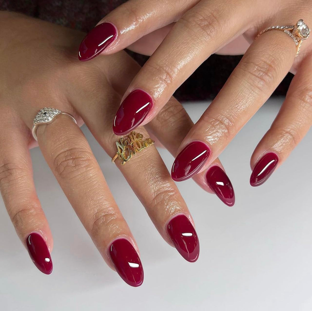Daisy DND Wineberry gel polish swatch displaying rich pigment.