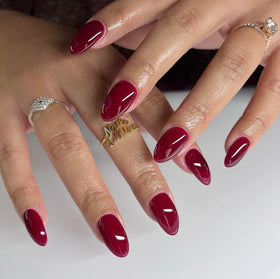Daisy DND Wineberry gel polish swatch displaying rich pigment.