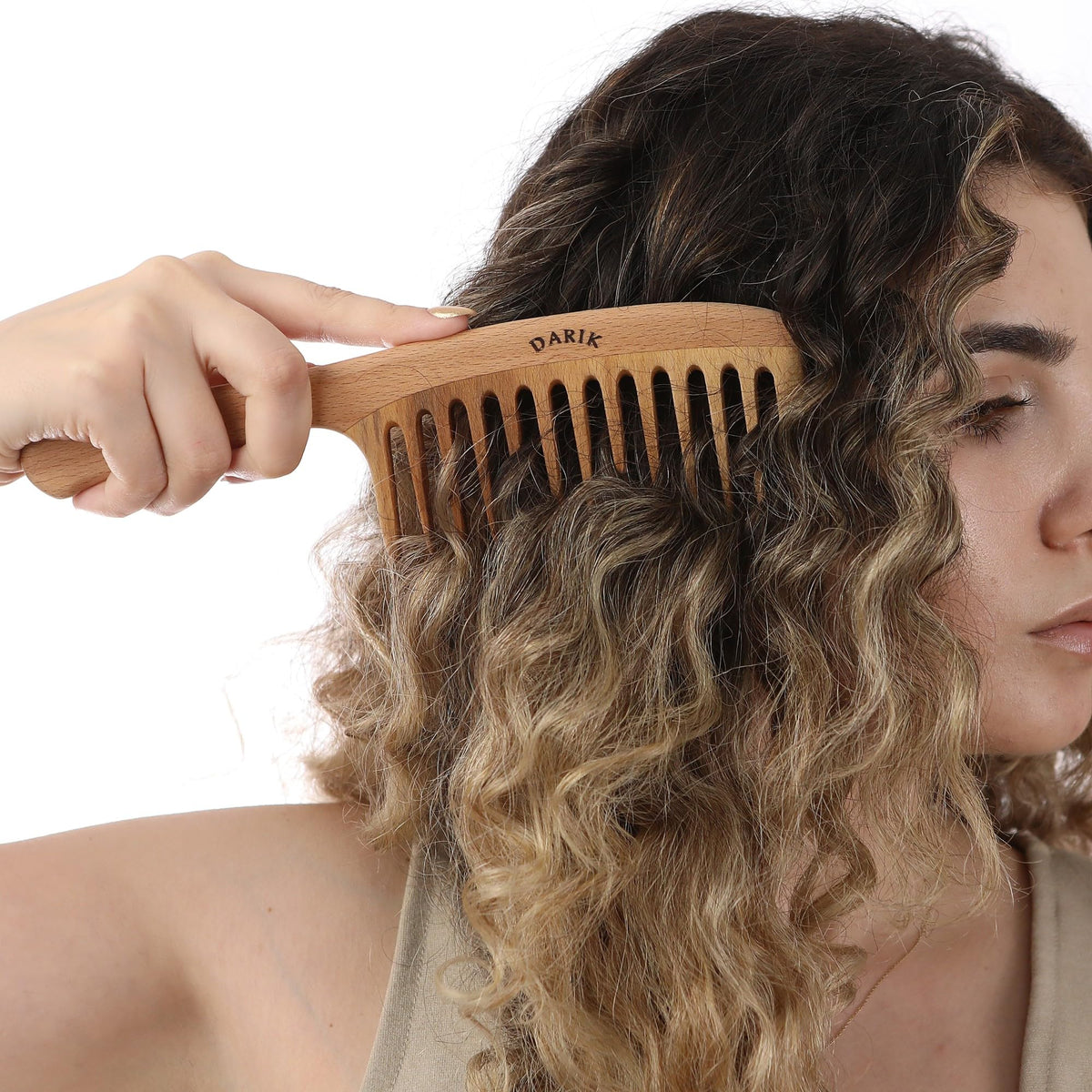 Darik Professional Wooden Wide-Tooth Comb anti-static feature supports tangle-free use.