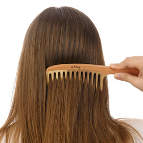 Darik Professional Wooden Wide-Tooth Comb detailed teeth demonstrating anti-static design benefits.