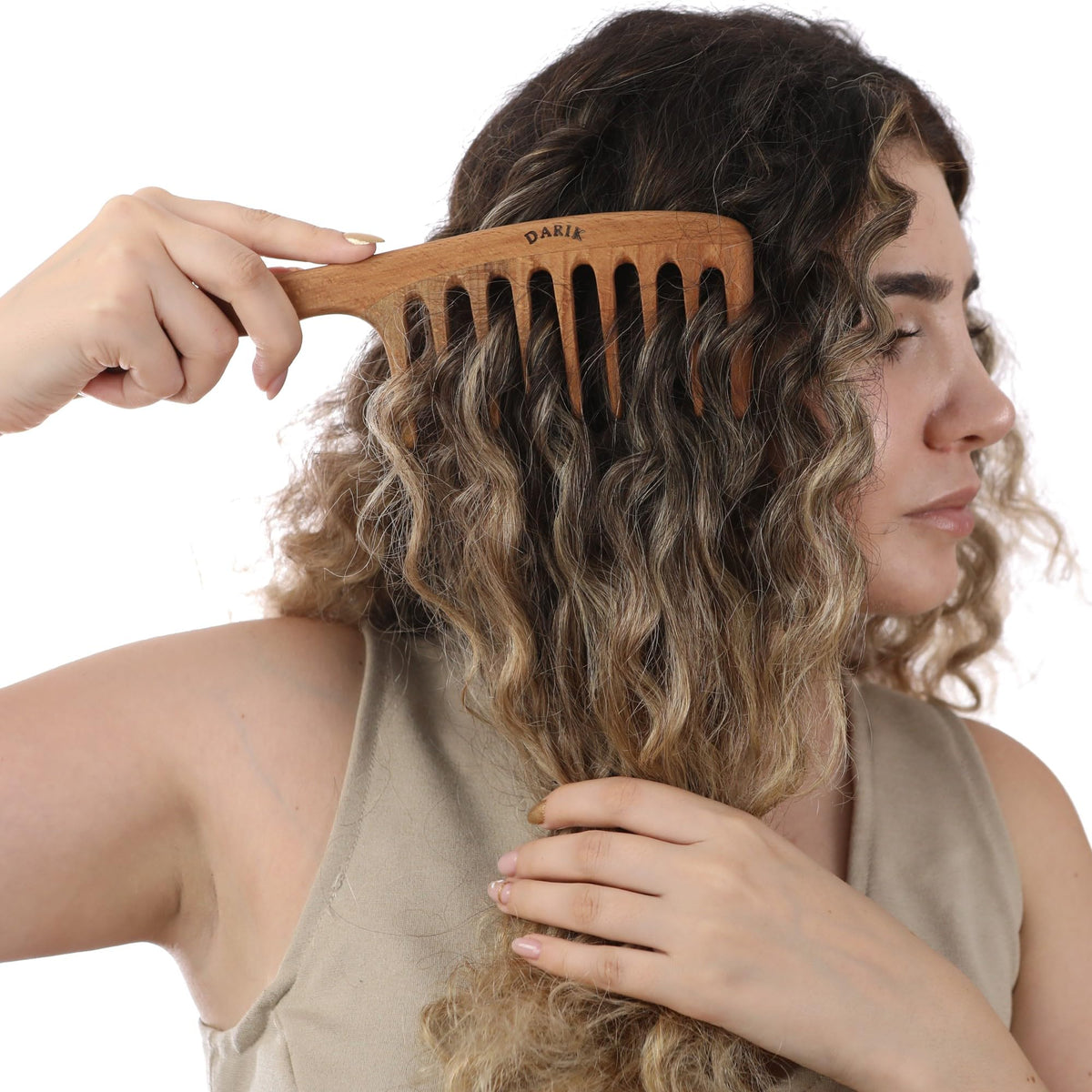 Darik Professional wooden wide-tooth comb is easy to clean and maintain