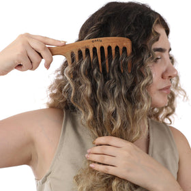 Darik Professional wooden wide-tooth comb is easy to clean and maintain