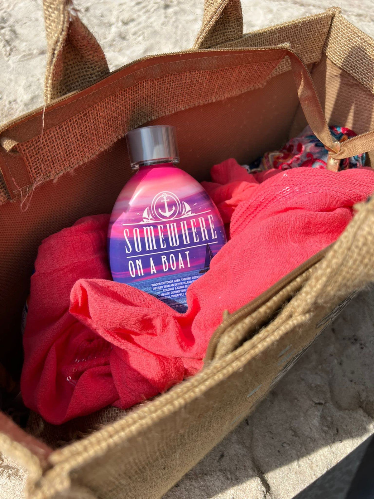 Dark Tans Exclusive graphic highlighting fragrance and bronzer-free formula benefits