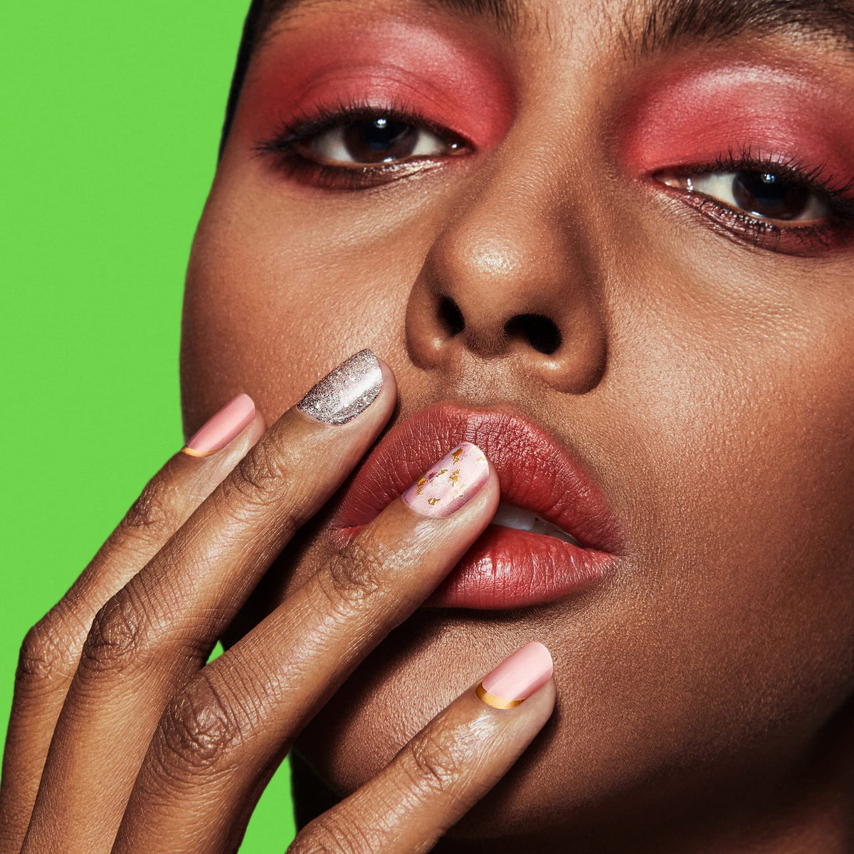 Dashing Diva 32-wraps kit helps you find the right fit for flawless application.