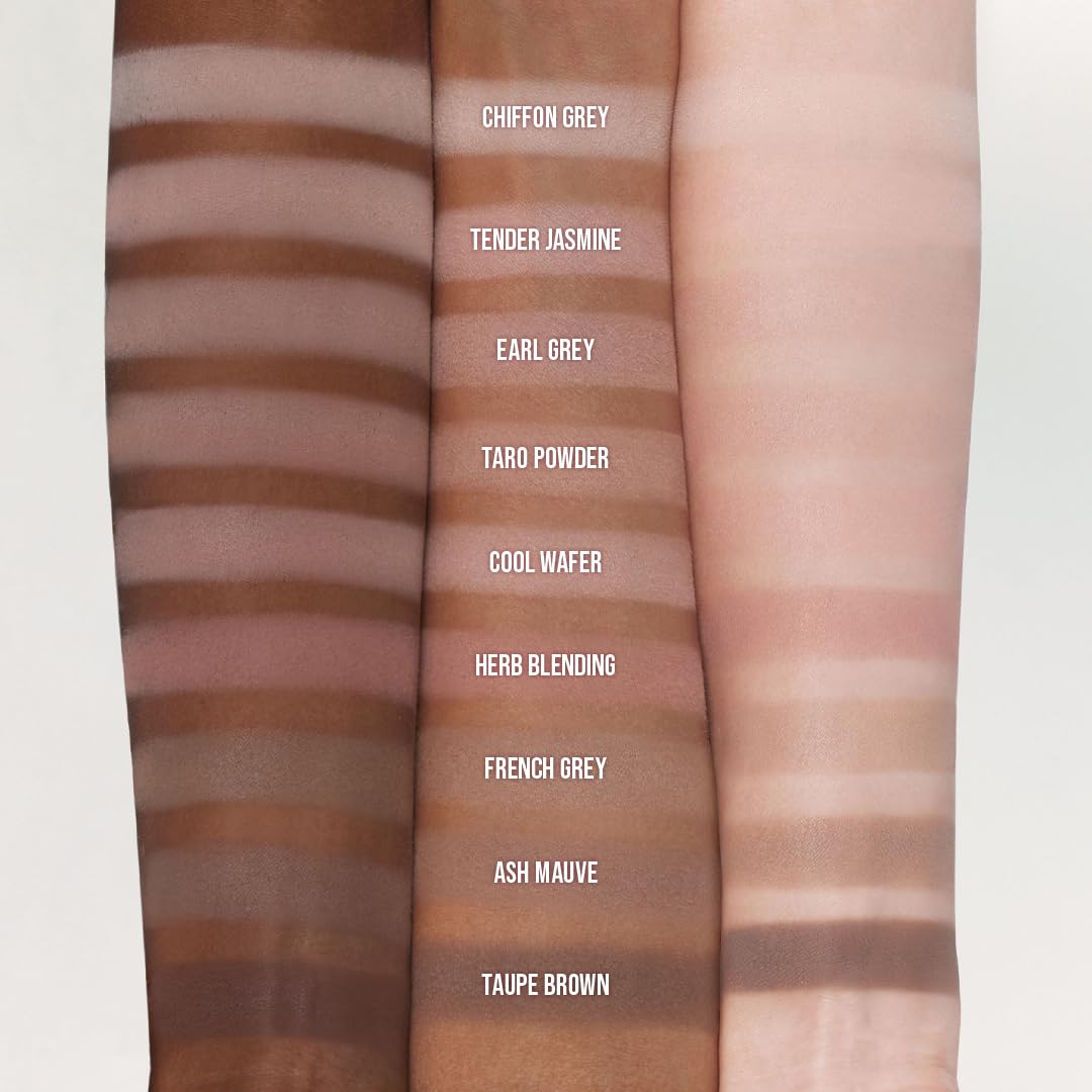 dasique Shadow Palette #13 Cool Blending ultra-smooth texture adheres to lids with natural pigmentation.