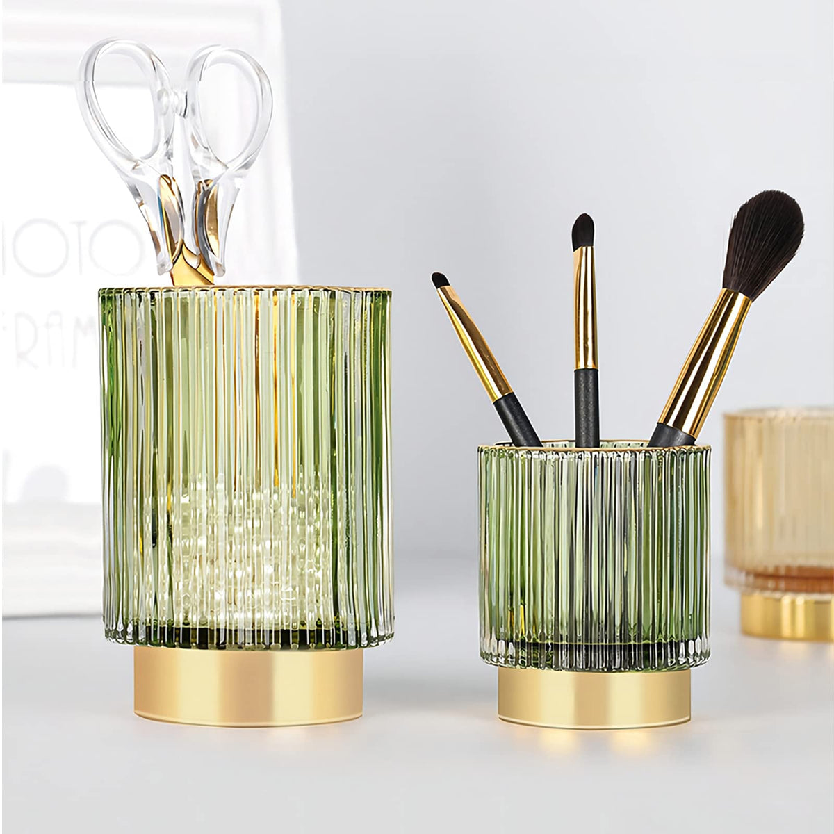 DASITON crystal glass storage cup keeps brushes neatly visible and accessible.