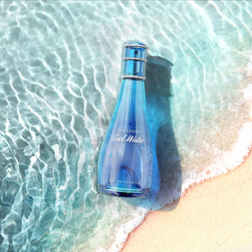 Davidoff Cool Water Woman flacon close-up highlights sparkle and crisp notes for spring mornings.