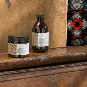Davines Alchemic Chocolate conditioner with jojoba oil for nourished brunette tones.