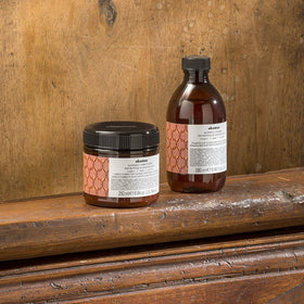 Davines Alchemic Copper close-up reveals copper-toned shine on hair ends