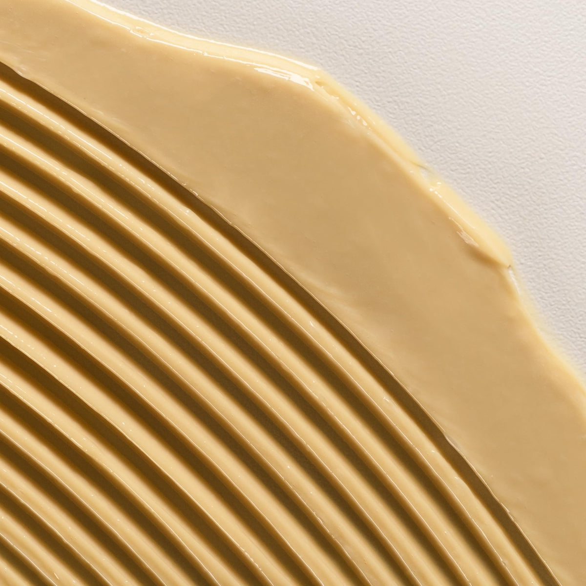 NOUNOU application scene featuring smooth, manageable hair after use.