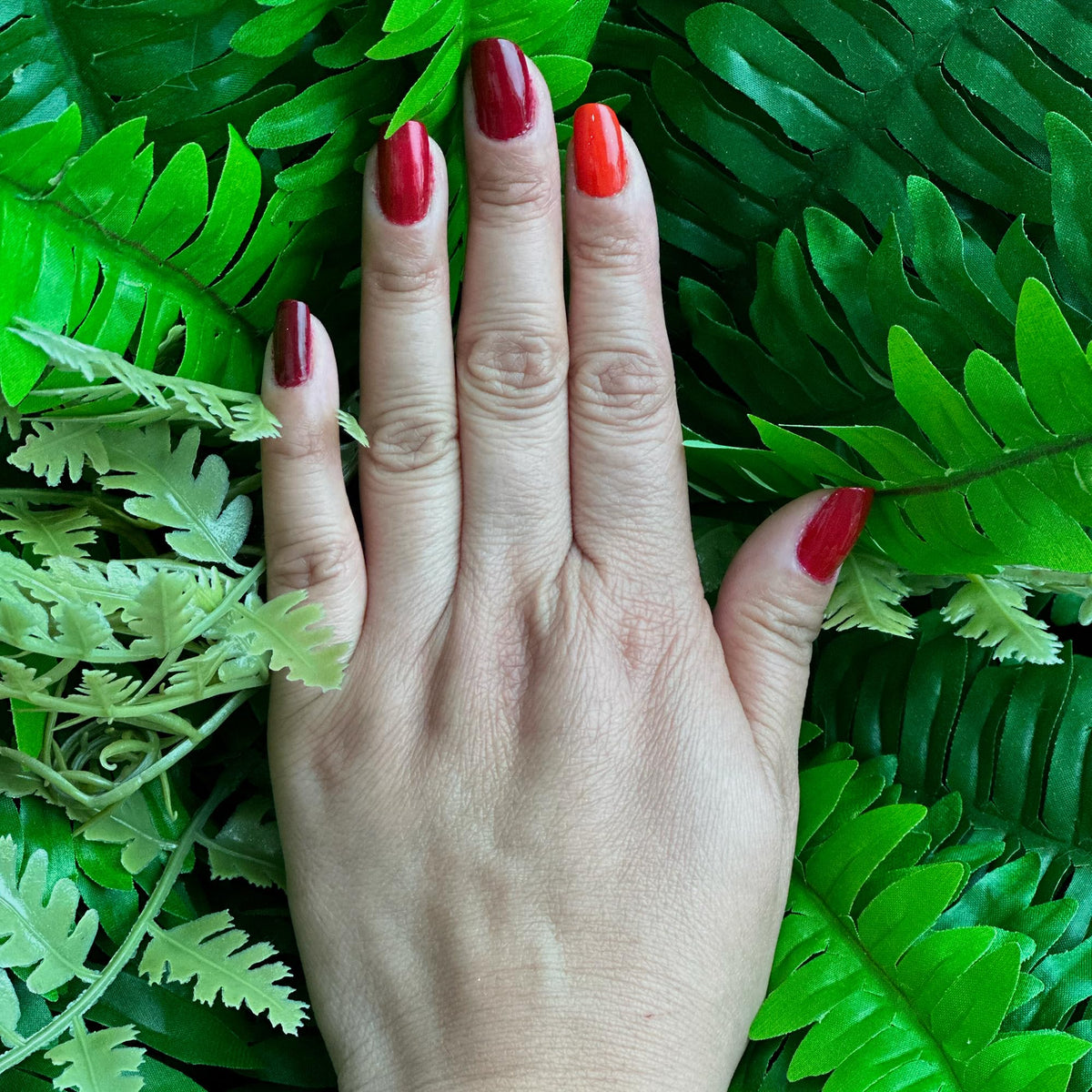 Dazzle Dry Best of Reds Base Coat Mini supports smoother application