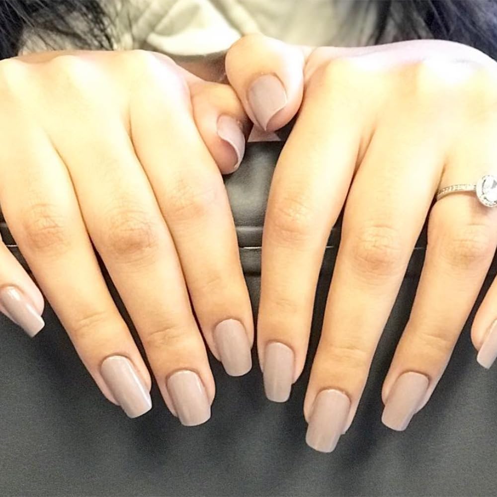 Dazzle Dry Broadway Beige lacquer bottle shows rich, even color