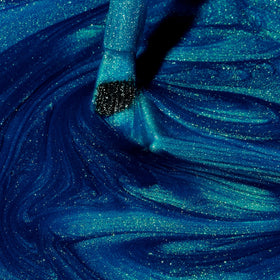 Dazzle Dry Speed Boat provides full-coverage metallic finish on natural nails.