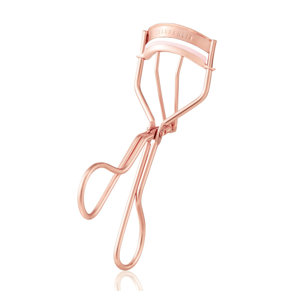 DEAR DAHLIA Dream Eyelash Curler with wide opening for easy full-lash lift.